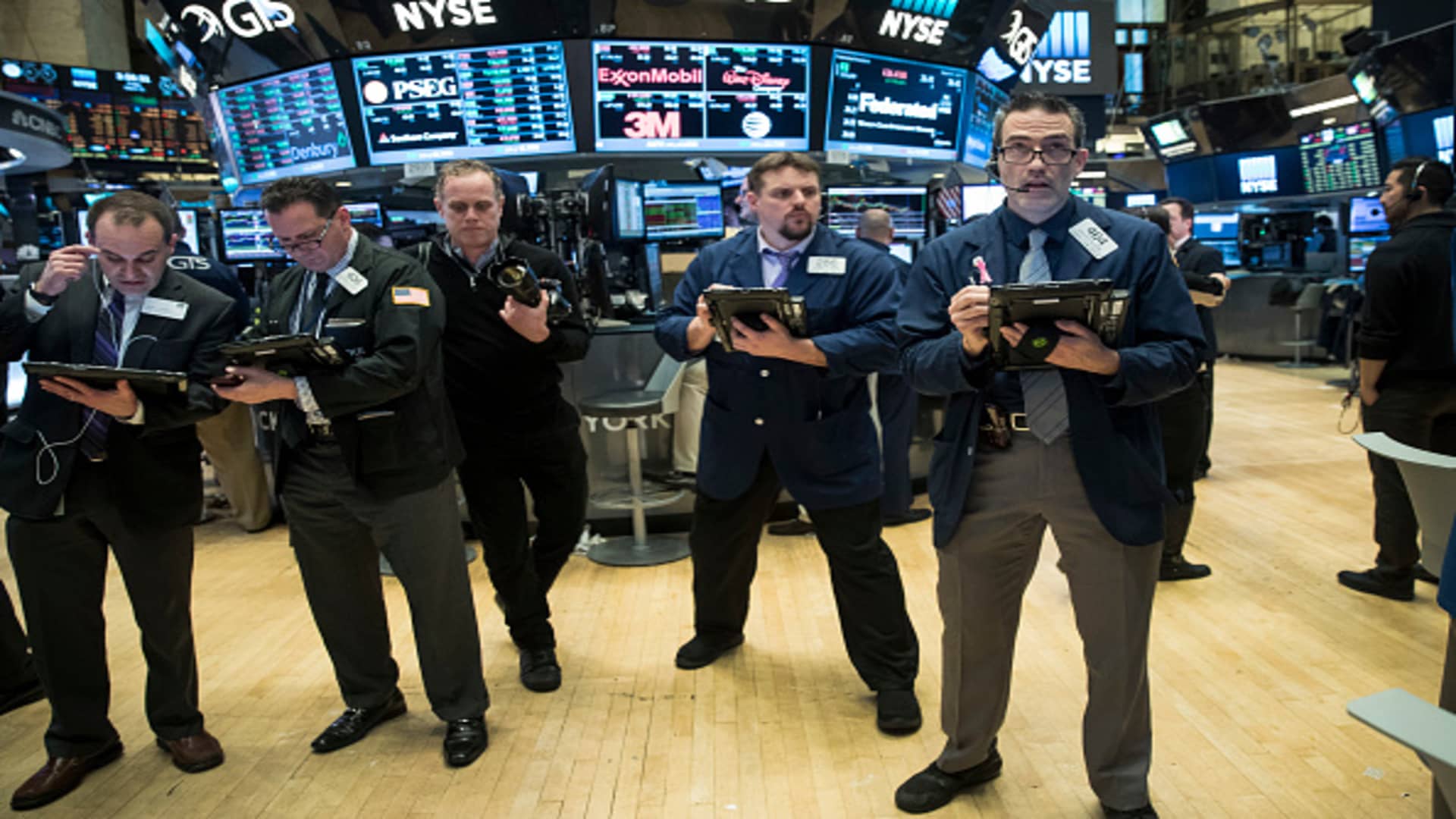 Dow Futures Drop, Dollar Weakens Amid Trade And Tariff Concerns Dow Futures Drop, Dollar Weakens Amid Trade And Tariff Concerns