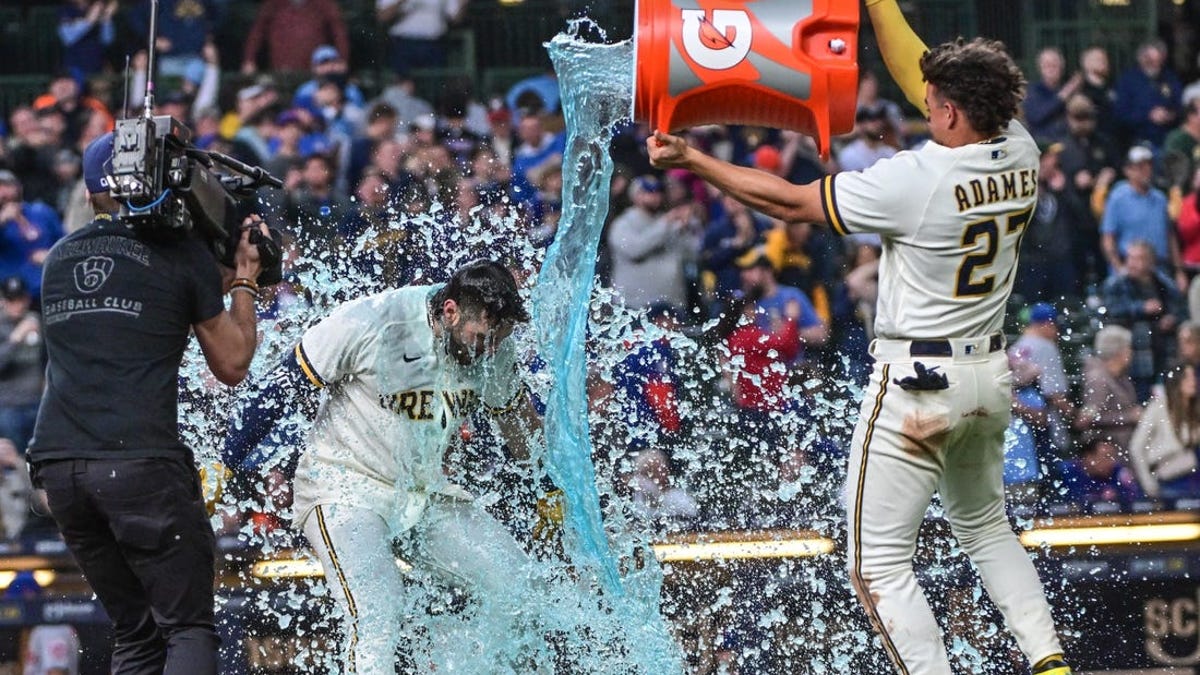 Walk-Off Bunt Gives Brewers Victory Over Royals Walk-Off Bunt Gives Brewers Victory Over Royals